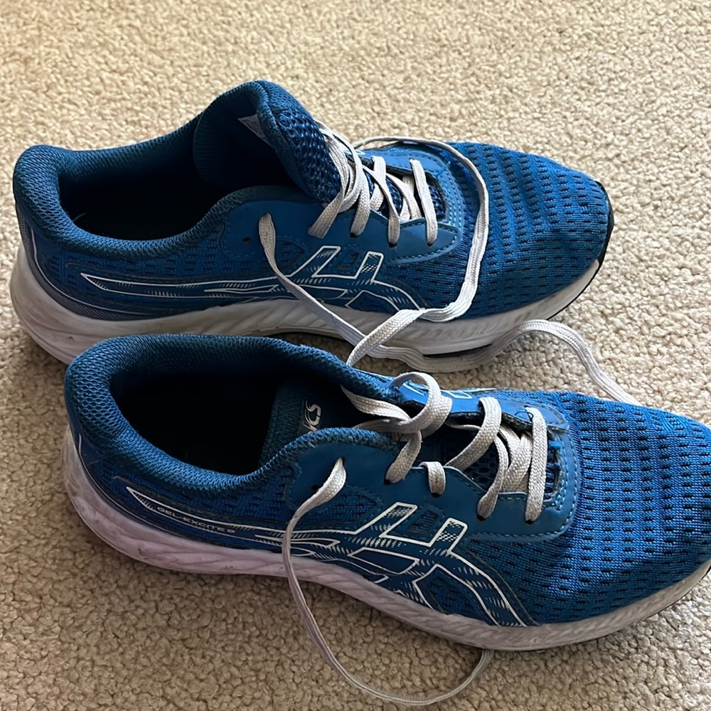 ASICS woman’s size 5 running shoe